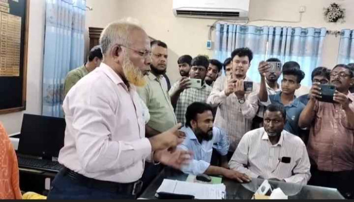 অনিয়মের অভিযোগে নবাবগঞ্জ সরকারি কলেজের অধ্যক্ষকে শিক্ষার্থীদের অবরোধ অনিয়মের অভিযোগে নবাবগঞ্জ সরকারি কলেজের অধ্যক্ষকে শিক্ষার্থীদের অবরোধ