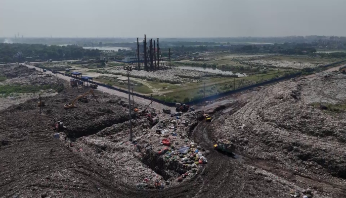 বর্জ্যের পাহাড়ে ঢাকা ঢাকা শহর, কিন্তু থমকে ‘বর্জ্য বিদ্যুৎ প্রকল্প’