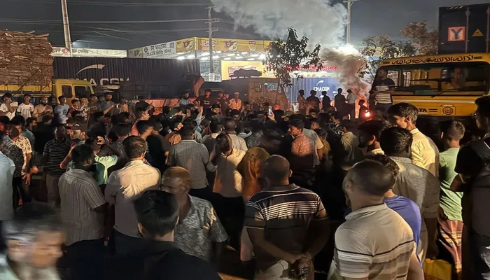 সীতাকুণ্ডে মনোনয়ন না পেয়ে মহাসড়ক অবরোধে আসলাম চৌধুরীর সমর্থকরা