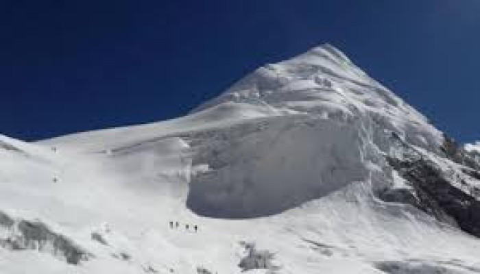 নেপালে তুষারধসে বিদেশি পর্বতারোহীসহ ৭ জনের মৃত্যু, উদ্ধার অভিযান স্থগিত