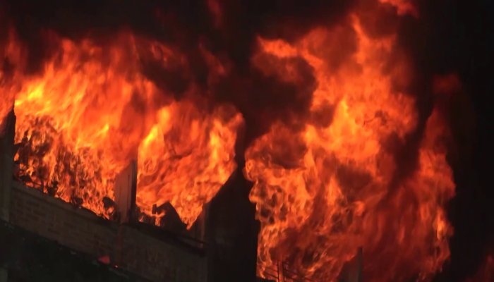 গাজীপুরে ঝুটের গোডাউনে আগুন, এক ঘণ্টা চেষ্টায় নিয়ন্ত্রণে