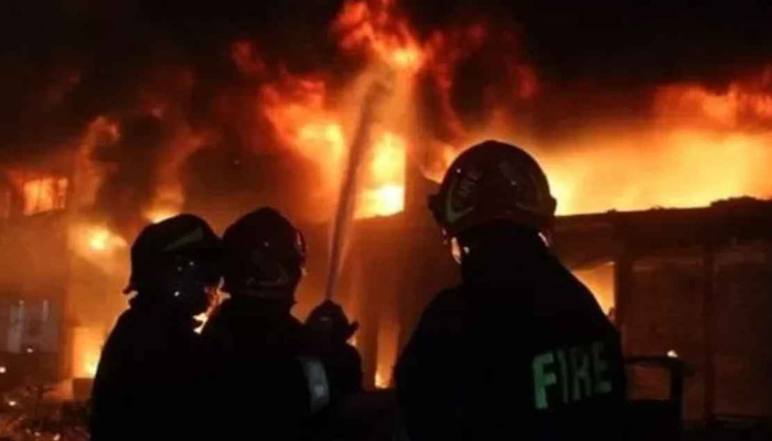 মোহাম্মদপুরে বহুতল ভবনে অগ্নিকাণ্ড, নিয়ন্ত্রণে ফায়ার সার্ভিস