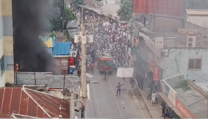 বোয়ালমারীতে বিএনপির দুই পক্ষের সংঘর্ষে ভাঙচুর–অগ্নিসংযোগ, সেনাবাহিনীর হস্তক্ষেপে পরিস্থিতি নিয়ন্ত্রণ