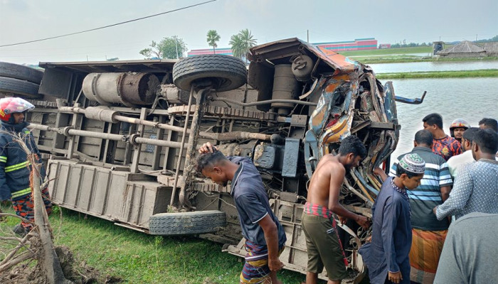 খুলনা-মোংলা মহাসড়কে বাস-মোটরসাইকেল সংঘর্ষে দুইজন নিহত, সাতজন আহত