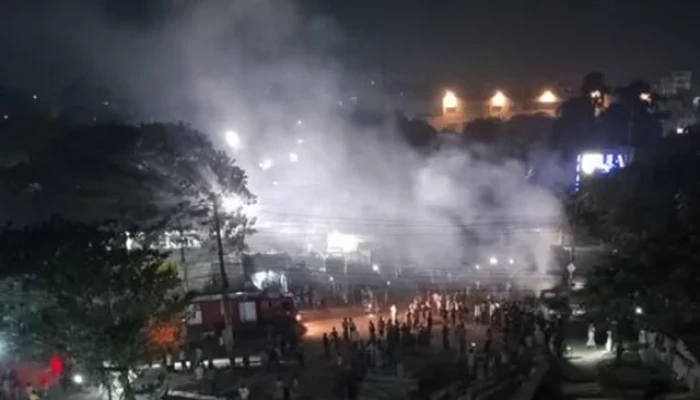 মধ্যরাতে মোহাম্মদপুরে গ্যারেজে আগুন, পিকআপ ও ৩ মাইক্রোবাস ক্ষতিগ্রস্ত