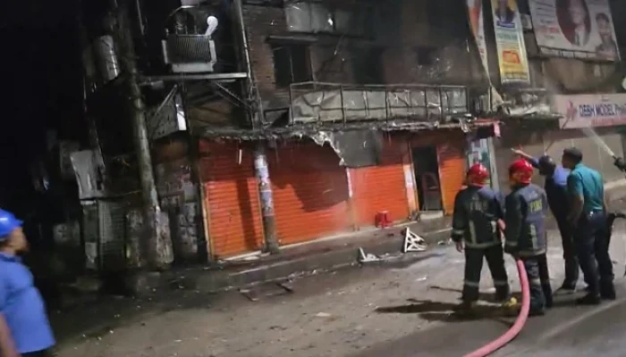 পুরান ঢাকার বংশালে ভবনে আগুন, অগ্নিকাণ্ড নিয়ন্ত্রণে ফায়ার সার্ভিস