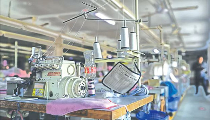 পোশাক খাতে সংকট: কারখানা বন্ধ, লাখো শ্রমিক বেকার, বেতন ও খাদ্যের অভাব