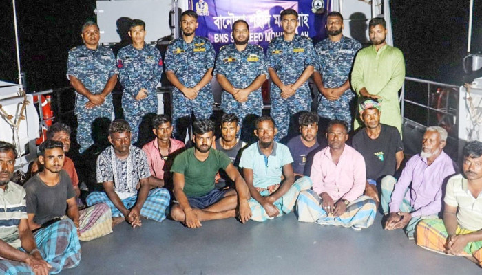 বঙ্গোপসাগরে তিন দিন ধরে ভাসমান ট্রলারসহ ১৩ জেলেকে উদ্ধার করল নৌবাহিনী