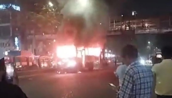 রাজধানীতে ককটেল বিস্ফোরণ ও বাসে আগুন: আট স্থানে তৎপর দুর্বৃত্তরা