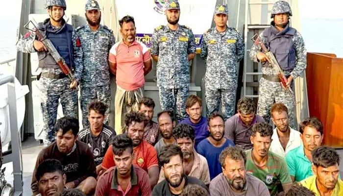 বঙ্গোপসাগরে আটকে পড়া মাছ ধরার ট্রলারসহ ২৪ জেলে উদ্ধার করল নৌবাহিনী