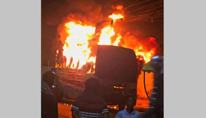 রাজধানীতে ফায়ার সার্ভিসের গেটে বাসে আগুন, তদন্তে নেমেছে পুলিশ