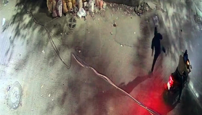 মোহাম্মদপুর প্রিপারেটরি স্কুলে পেট্রোল বোমা হামলা, অল্পের জন্য রক্ষা