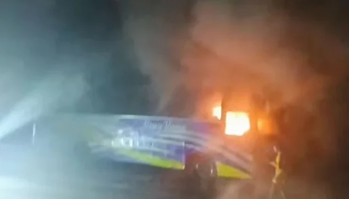 ফেনীর মহিপালে সড়কে দাঁড়িয়ে থাকা বাসে আগুন, নাশকতার আশঙ্কা