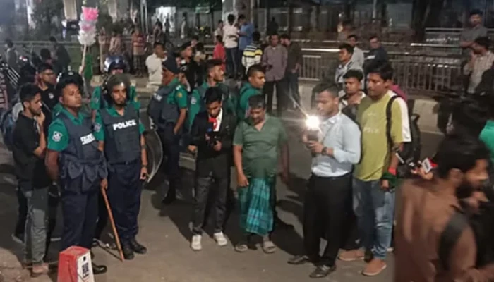 ঢাকা বিশ্ববিদ্যালয়ের টিএসসির সামনে ককটেল বিস্ফোরণ, আহত ১