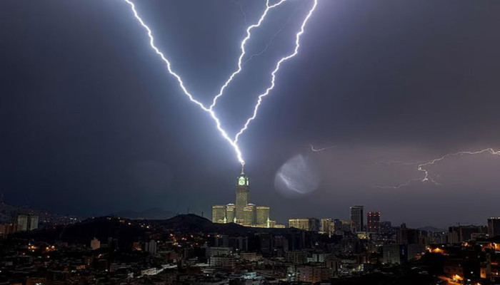 সৌদি আরবে প্রবল বৃষ্টিপাত ও আকস্মিক বন্যার আশঙ্কা, একাধিক অঞ্চলে সতর্কতা জারি