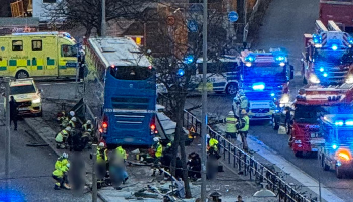 স্টকহোমে বাস নিয়ন্ত্রণ হারিয়ে যাত্রীছাউনিতে ঢুকে প্রাণহানি