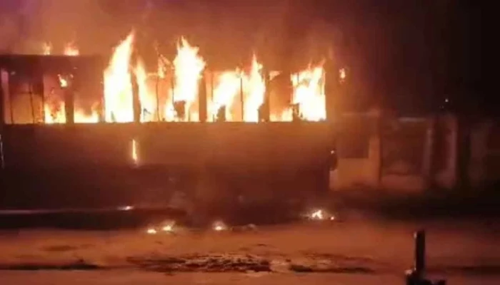 হাজারীবাগ বেড়িবাঁধে বাসে অগ্নিসংযোগ ও ককটেল বিস্ফোরণ