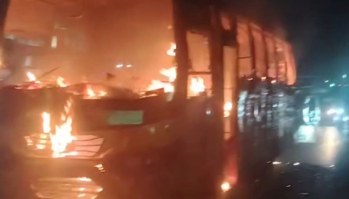 গাজীপুরে চলন্ত বাসে আগুন, অল্পের জন্য এড়ালো বড় দুর্ঘটনা