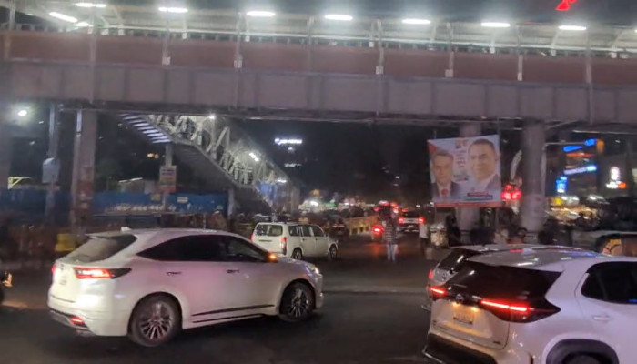 কারওয়ান বাজারে চলন্ত গাড়ি থেকে দুই ককটেল বিস্ফোরণ, পুলিশ বলছে নেই হতাহত