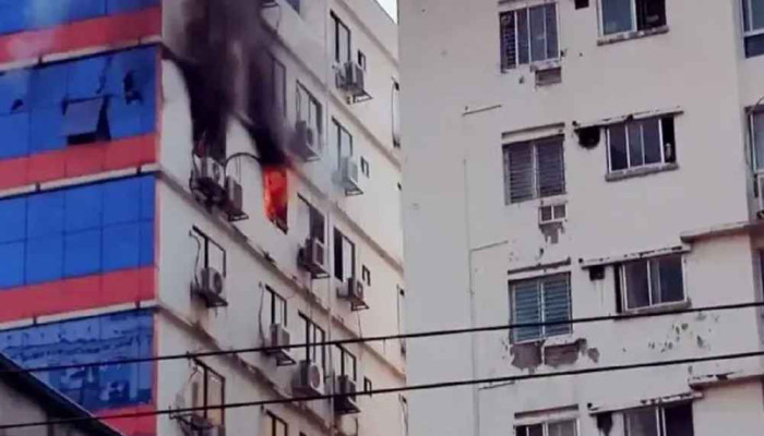 সেগুনবাগিচায় বাণিজ্যিক ভবনে অগ্নিকাণ্ড নিয়ন্ত্রণে, হতাহতের খবর নেই