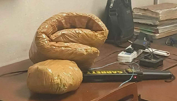 মেট্রোরেলে ৮ কেজি গাঁজাসহ নারী-পুরুষ গ্রেফতার