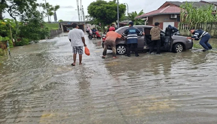 মালয়েশিয়ায় টানা বর্ষণে ভয়াবহ বন্যা, আশ্রয়কেন্দ্রে প্রায় ১৪ হাজার মানুষ