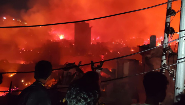 মহাখালীর কড়াইল বস্তিতে ভয়াবহ অগ্নিকাণ্ড: নিয়ন্ত্রণে ফায়ার সার্ভিসের ১৫ ইউনিট