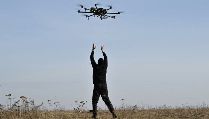 ড্রোন ও এআই: আধুনিক যুদ্ধক্ষেত্রে ‘অসম শক্তি’ আর চিরস্থায়ী সংঘাতের নতুন যুগ