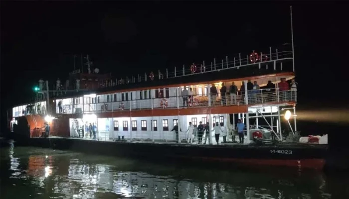 শতবর্ষী স্টিমার ‘পিএস মাহসুদ’ ফিরল ঢাকা-বরিশাল রুটে: প্রথম ট্রিপে যাত্রী মাত্র ২০, ভাড়ার উচ্চমূল্যে শঙ্কা