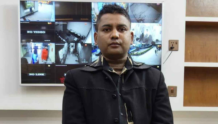 চাঁপাইনবাবগঞ্জে চেকপোস্ট অভিযানে বিদেশি পিস্তলসহ যুবক আটক