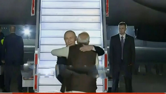 পুতিনকে জড়িয়ে ধরে স্বাগত জানালেন মোদি