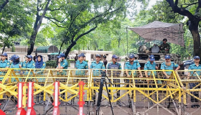 জননিরাপত্তা রক্ষায় কঠোর ডিএমপি: প্রধান উপদেষ্টার বাসভবন ‘যমুনা’ ও সংলগ্ন এলাকায় সভা-সমাবেশ নিষিদ্ধ