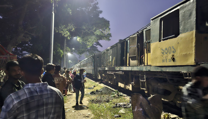 দুই ঘণ্টা স্থবিরতার পর ঢাকা–ময়মনসিংহ রেলপথে চলাচল স্বাভাবিক