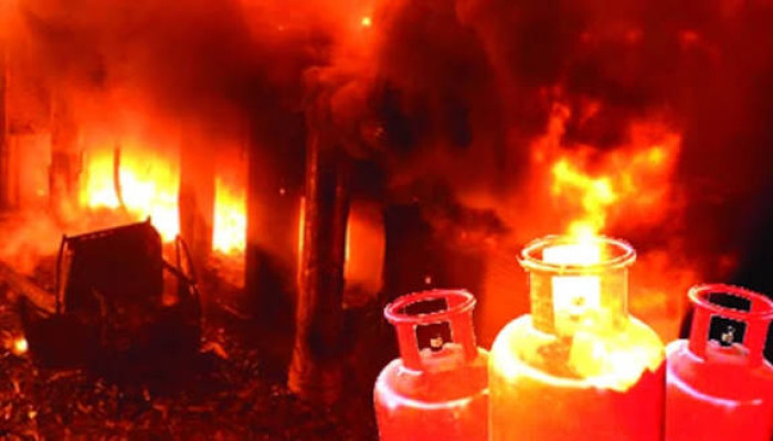 নারায়ণগঞ্জে গ্যাস লিকেজ বিস্ফোরণ: একই পরিবারের ৪ জন দগ্ধ, একজনের অবস্থা আশঙ্কাজনক