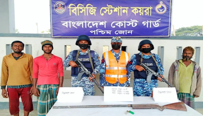 সুন্দরবনে বনদস্যুদের হাতে অপহৃত চার জেলে উদ্ধার, কোস্ট গার্ডের অভিযানে অস্ত্র উদ্ধার