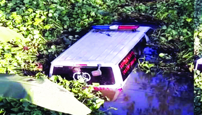 চালকের চোখে ঘুম, অ্যাম্বুলেন্স গিয়ে পড়ল পুকুরে