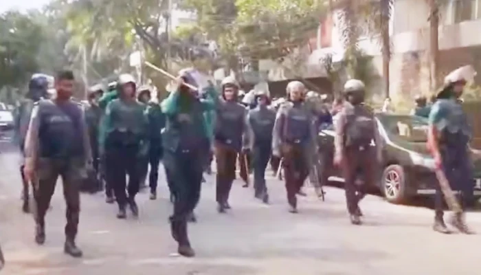 শান্তি চুক্তি ভঙ্গ: ধানমন্ডিতে ঢাকা কলেজ-আইডিয়াল শিক্ষার্থীদের ভয়াবহ সংঘর্ষ, পুলিশ সদস্যসহ আহত অনেকে