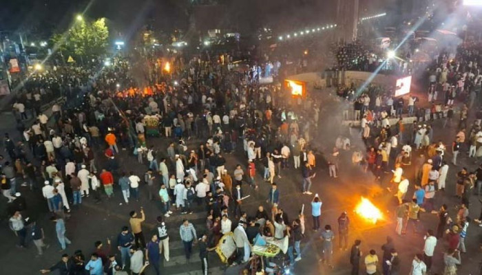 উত্তপ্ত কারওয়ান বাজার: পদত্যাগের দাবিতে সড়ক অবরোধ, টায়ারে আগুন, দীর্ঘ যানজট