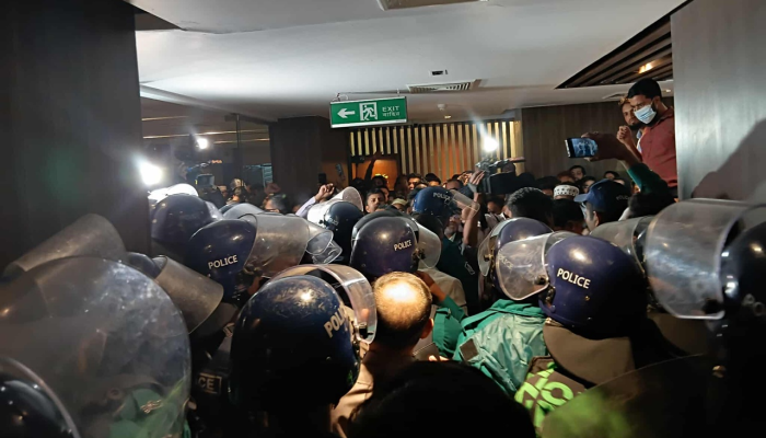 ৬ ঘণ্টা অবরুদ্ধ থাকার পর অর্থ উপদেষ্টার কার্যালয় থেকে কর্মচারীদের ছত্রভঙ্গ করল পুলিশ
