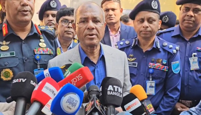 রায়পুরায় ‘সন্ত্রাসীদের আড্ডা’ বন্ধে যৌথ অভিযান: টেঁটা এখন ‘হাতিয়ারে’ পরিণত, বললেন স্বরাষ্ট্র উপদেষ্টা