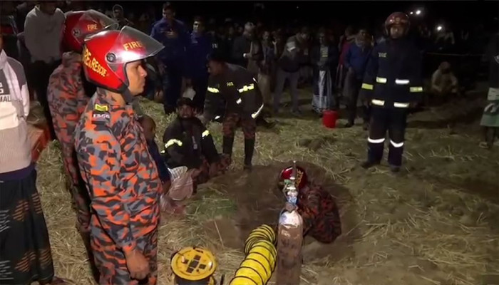 রাজশাহীর তানোরে নলকূপে পড়ে আটকা শিশু সাজিদ, ৯ ঘণ্টায়ও উদ্ধার সম্ভব হয়নি