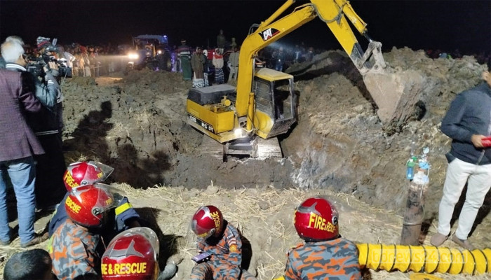 তানোরে পরিত্যক্ত নলকূপের পাইপে শিশু: ২০ ঘণ্টা পেরিয়েও সাজিদের সন্ধান নেই, উদ্ধার তৎপরতা অব্যাহত