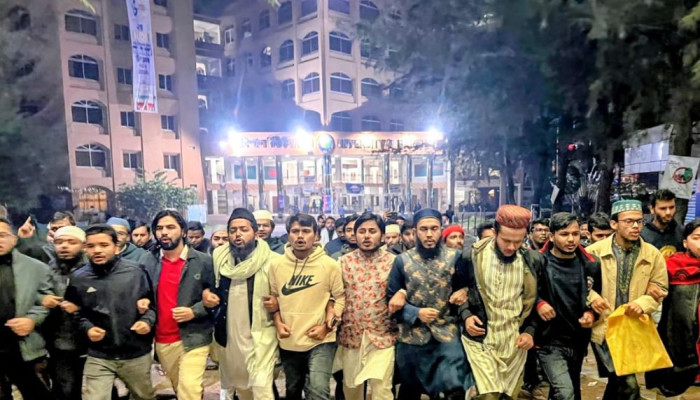 ওসমান হাদির ওপর হামলার প্রতিবাদে বরিশাল বিশ্ববিদ্যালয়ে বিক্ষোভ