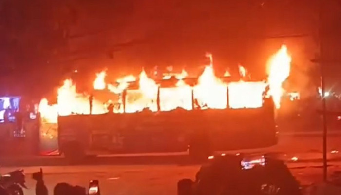 বাড্ডার গুদারাঘাটে চলন্ত বাসে আগুন, ফায়ার সার্ভিসের দুই ইউনিটে পরিস্থিতি নিয়ন্ত্রণ