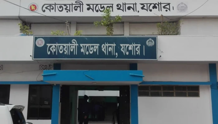 নিজ বাড়ির সামনে প্রকাশ্যে ছুরিকাঘাতে যশোরে যুবক নিহত