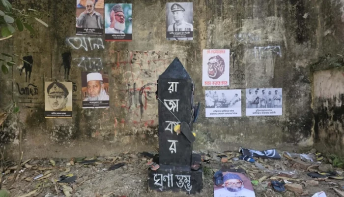 বুদ্ধিজীবী দিবসে ঢাবিতে রাজাকারবিরোধী প্রতীকী প্রতিবাদ, ঘৃণাস্তম্ভে জুতা নিক্ষেপ