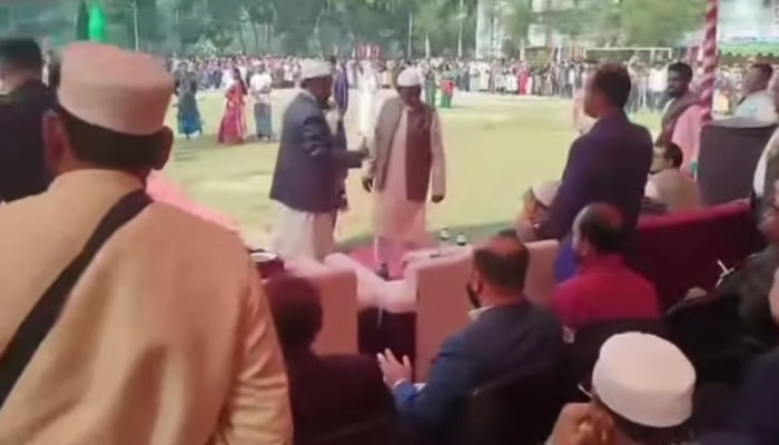 বিজয় দিবসে ‘রাজাকারের পাঠ মঞ্চ’ নাটকে জামায়াত নেতাদের বাধা, শিক্ষার্থীদের স্লোগানে উত্তেজনা