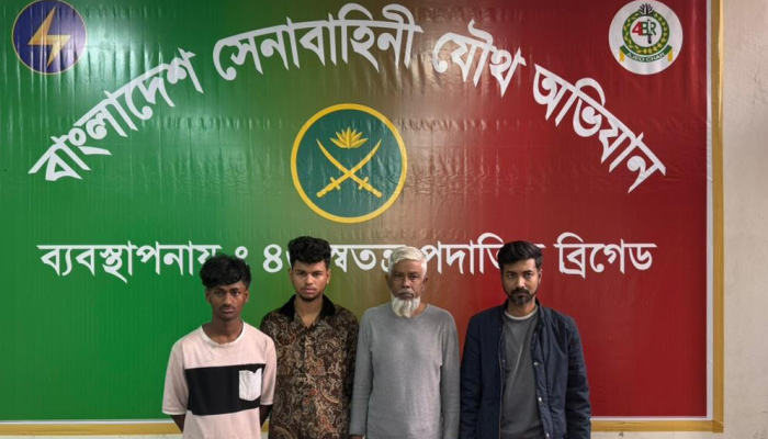 বংশালের সিক্কাটুলীতে যৌথ অভিযানে থানায় লুট হওয়া বিদেশি পিস্তল উদ্ধার, আটক ৪