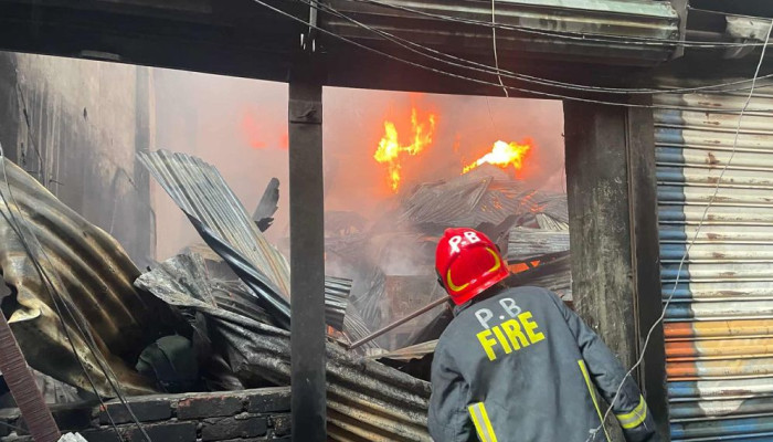 লালবাগের প্লাস্টিক গোডাউনে ভয়াবহ আগুন নিয়ন্ত্রণে, হতাহতের খবর নেই