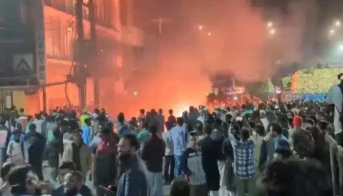 রাজধানীতে প্রথম আলো ও ডেইলি স্টার কার্যালয়ে ব্যাপক হামলা-ভাঙচুর